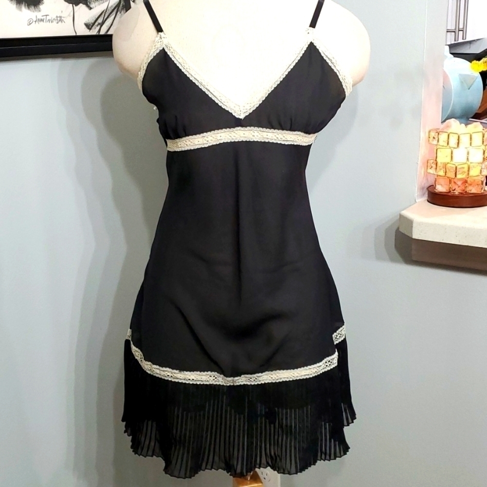 Lilly og France, slip looks vintage. Black with white lace pleated bottom Size S